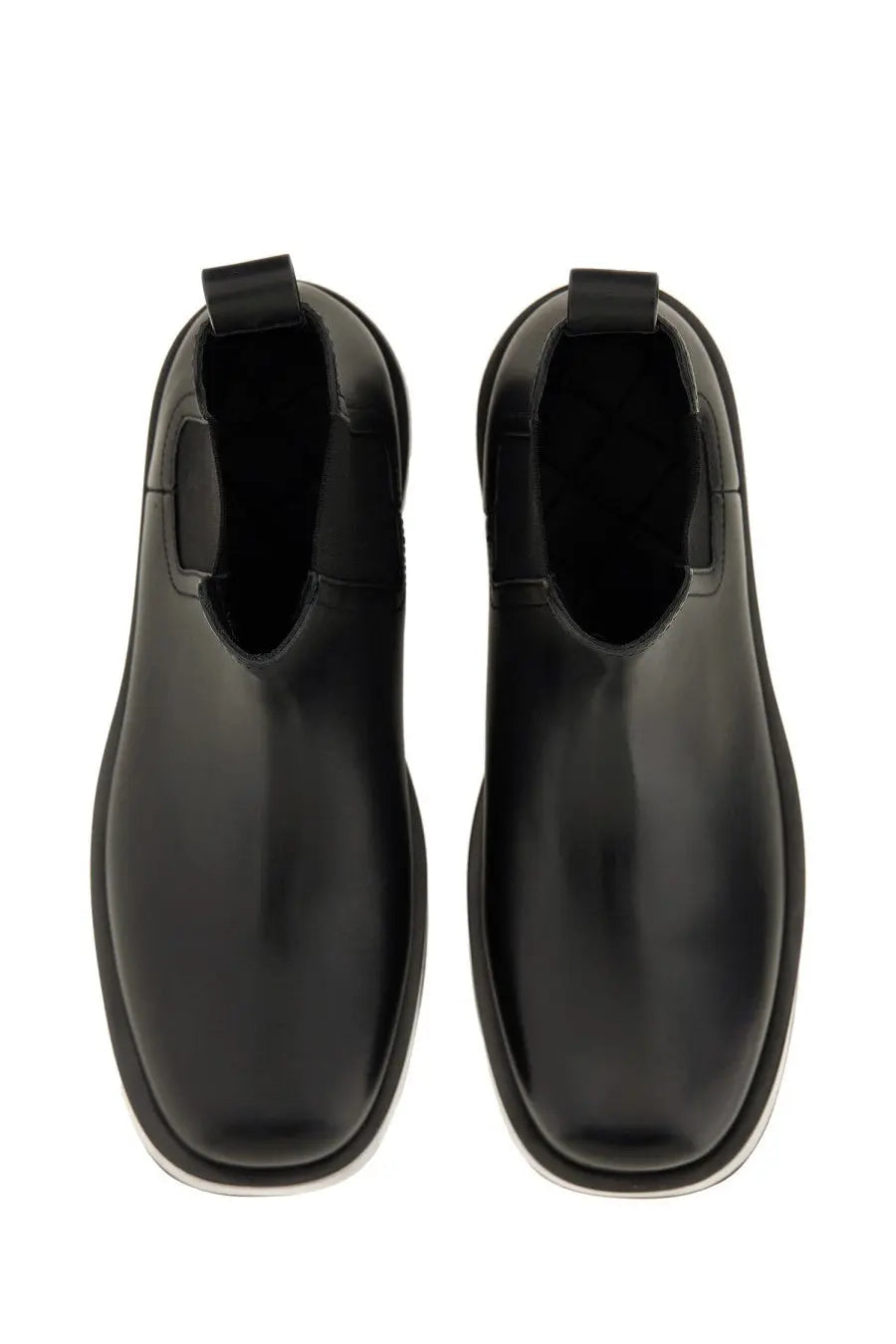 Bottega Veneta men’s chelsea boot Torino black in black patent leather with chunky sole and elastic side gussets