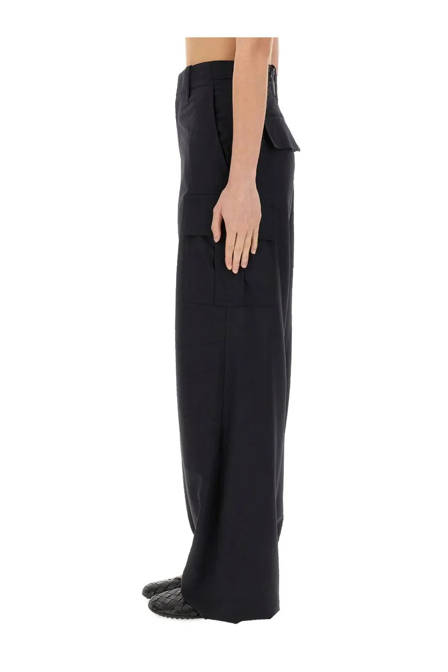 Bottega veneta women’s black wide-leg cargo pants with multiple flap pockets and structured minimalist design