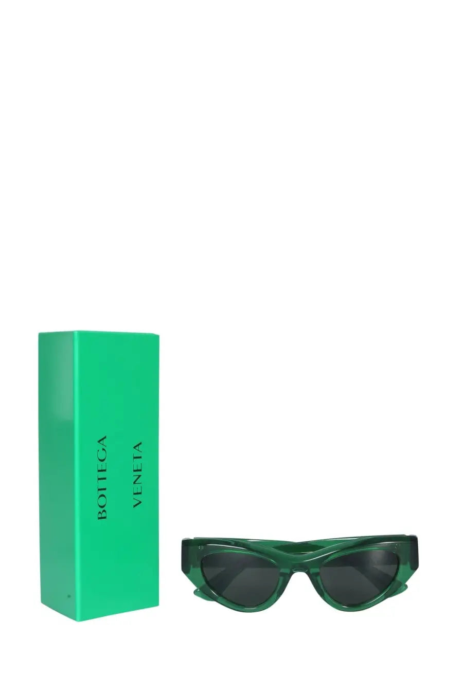 Bottega Veneta women’s cat eye sunglasses in emerald green acetate with dark gray lenses and sleek design