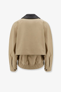 Bottega Veneta women’s beige cotton trench jacket with black woven collar and elasticated hem in sahara style