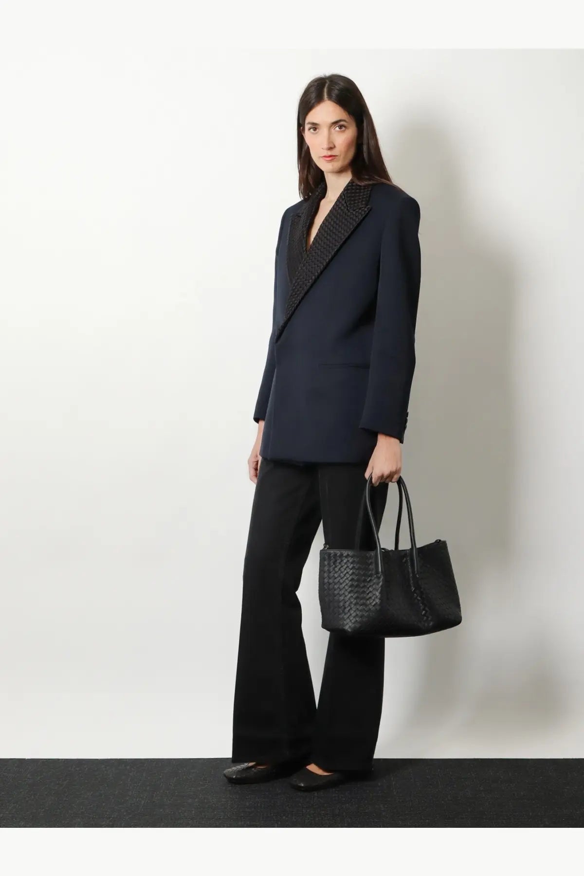 Bottega Veneta women’s black woven leather tote bag with pinacoteca design for stylish everyday use