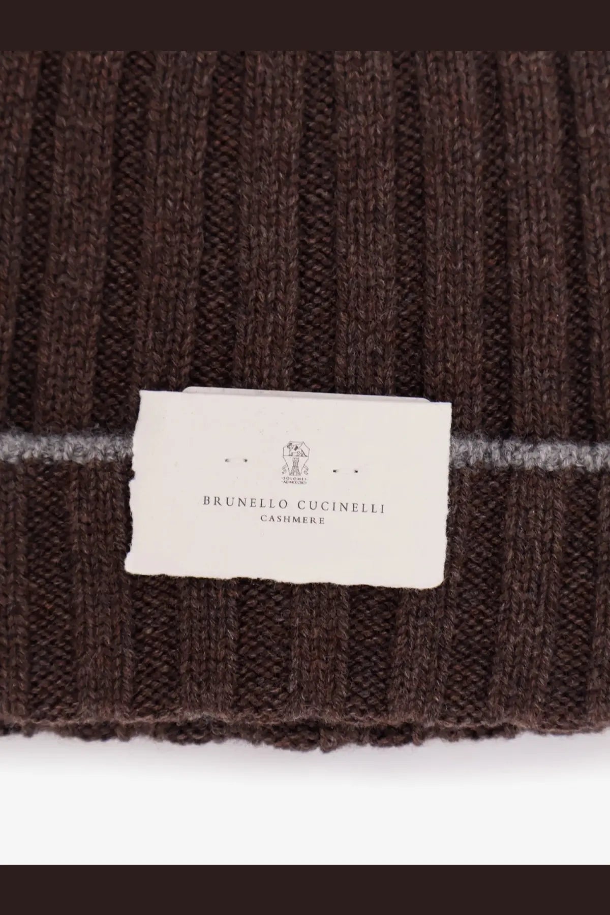 Brunello cucinelli men’s dark brown ribbed cashmere beanie with white brand label for winter wear
