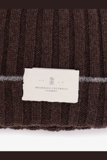 Brunello cucinelli men’s dark brown ribbed cashmere beanie with white brand label for winter wear