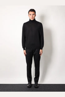 Black Brunello Cucinelli men’s turtleneck sweater made of cashmere and silk with smooth fitted knit texture