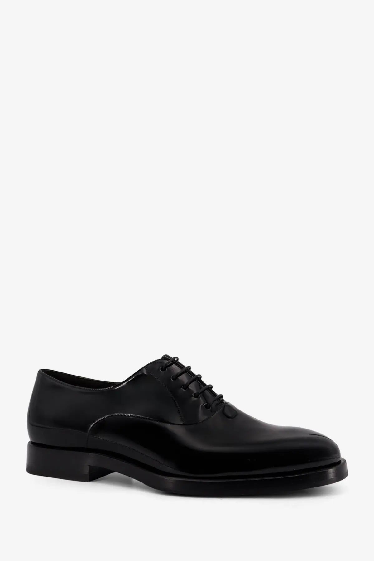 Brunello Cucinelli men’s black oxford shoe in patent leather with polished finish and classic lace-up design