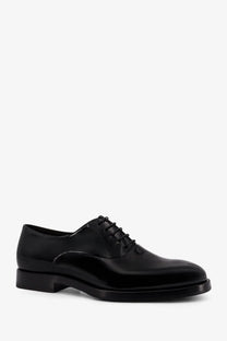 Brunello Cucinelli men’s black oxford shoe in patent leather with polished finish and classic lace-up design