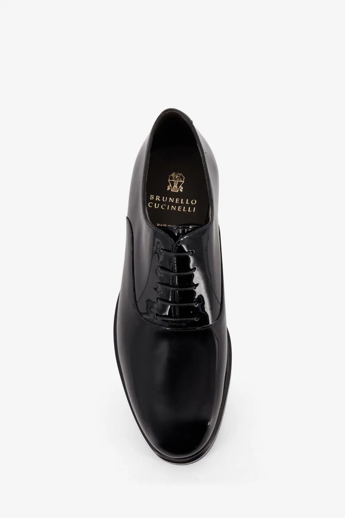 Brunello Cucinelli men’s black oxford shoe made of patent leather with polished finish and classic lace-up design
