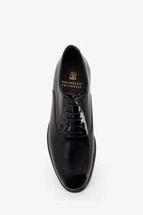 Brunello Cucinelli men’s black oxford shoe made of patent leather with polished finish and classic lace-up design