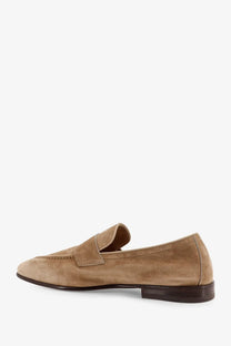 Brunello cucinelli men’s tan suede loafers with classic moccasin design and dark brown leather sole