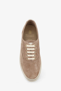 Brunello cucinelli men’s suede low-top sneaker in beige with cream laces and matching rubber sole in grey variant