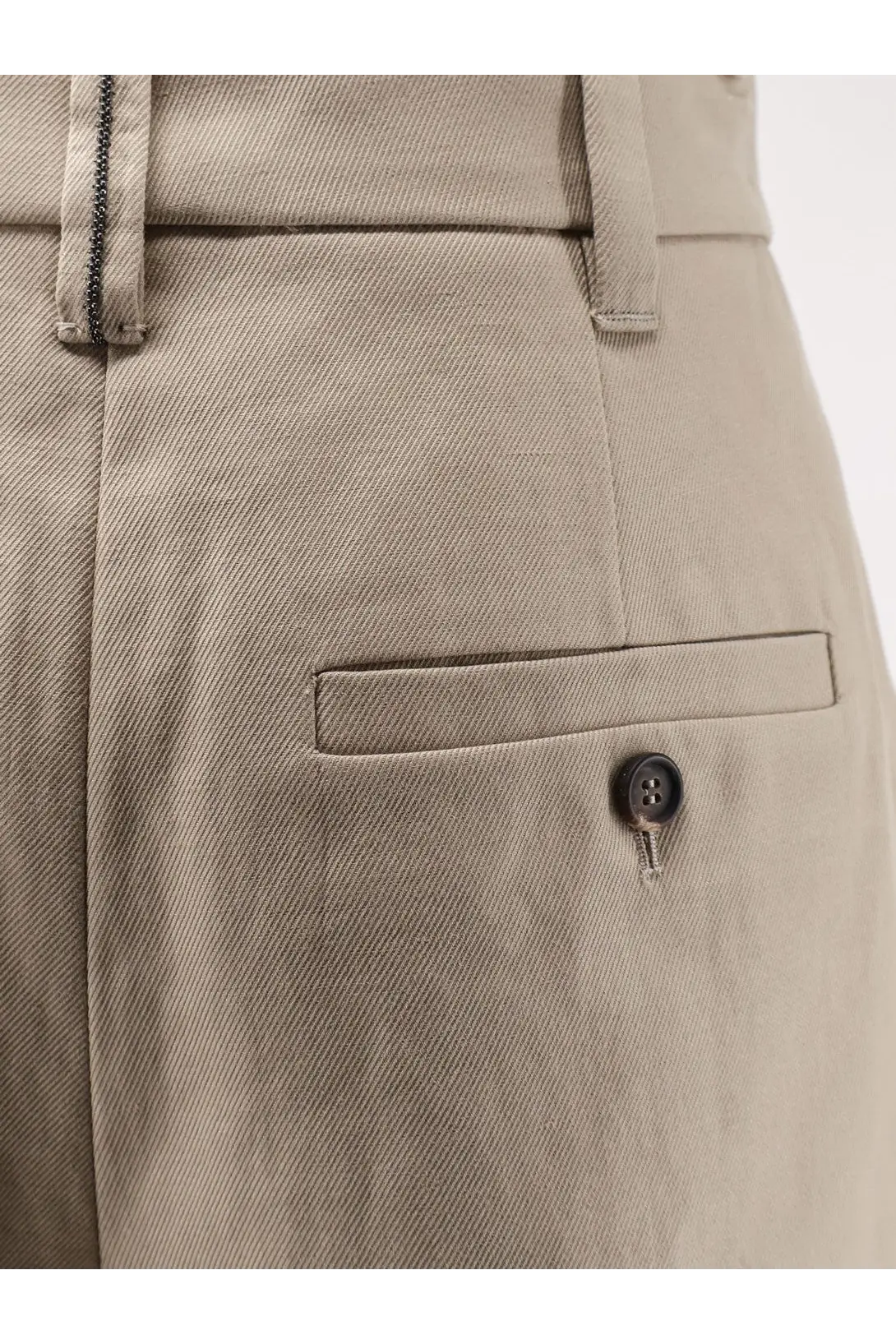Beige brunello cucinelli women’s cotton and linen twill shorts with dark button and zipper detail