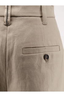 Beige brunello cucinelli women’s cotton and linen twill shorts with dark button and zipper detail