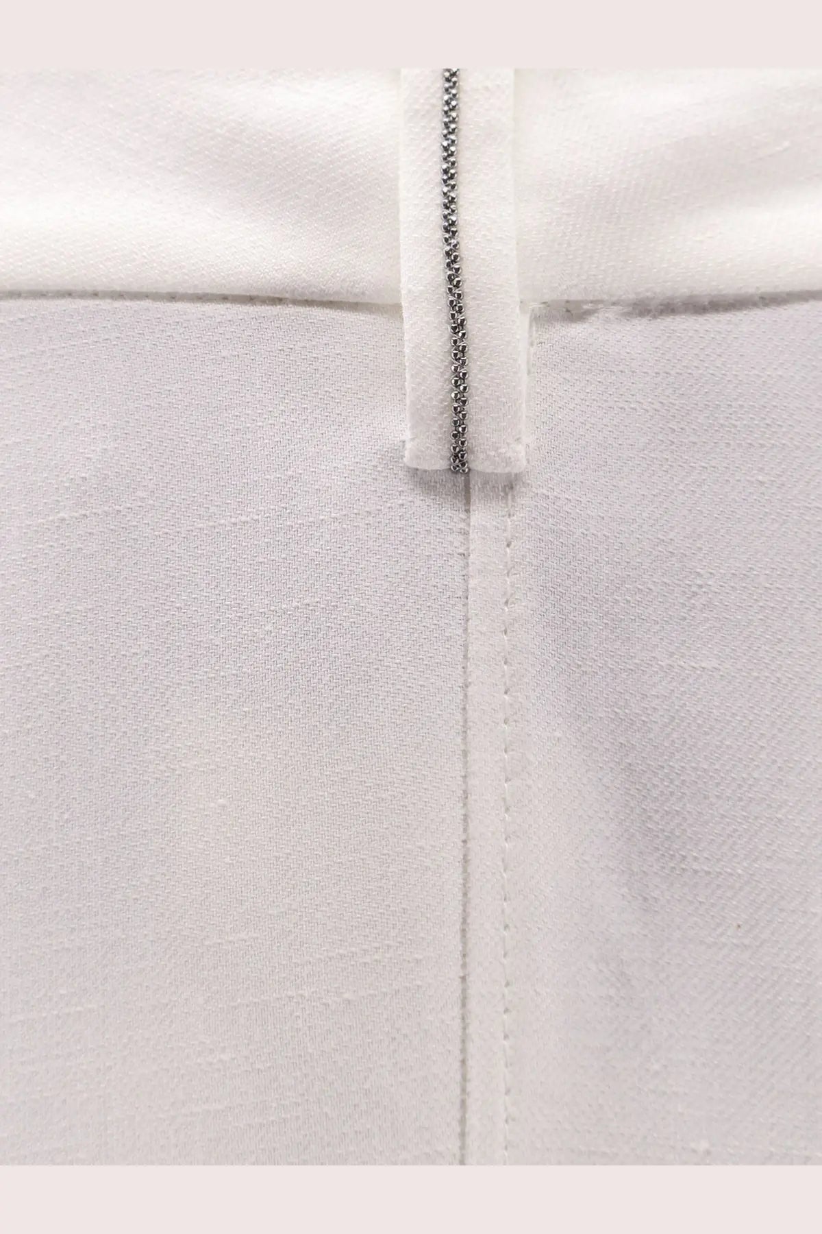 Brunello Cucinelli women’s white viscose and linen skirt with a sleek silver zipper on crisp fabric front