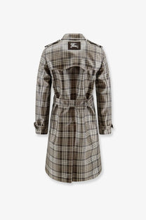 Burberry men’s Foxfield Madras trench white showing the back in grey and white plaid with logo patch