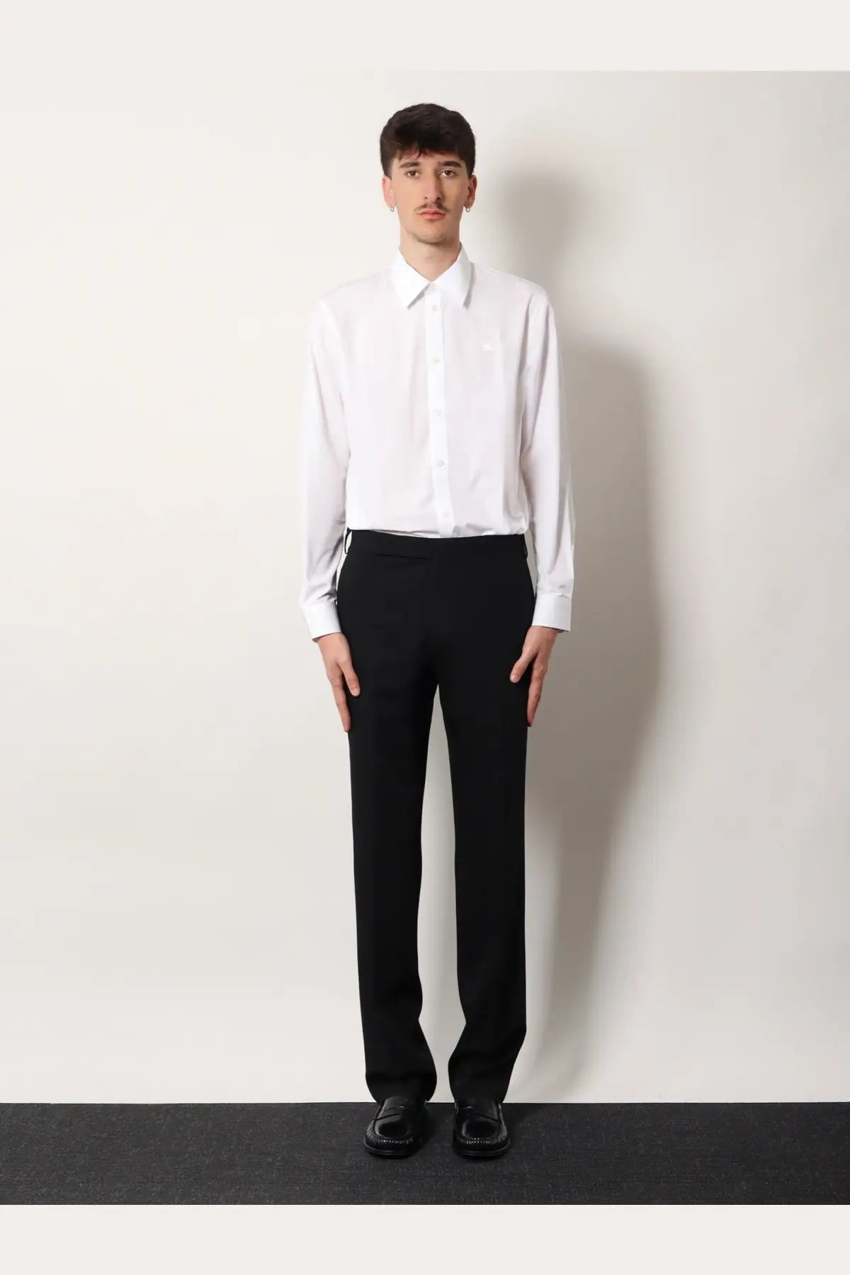 Burberry men’s sam organic cotton shirt in white with long sleeves classic collar and subtle stitching details