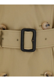 Beige burberry women’s belmont cotton trench coat belt with black leather buckle close-up view