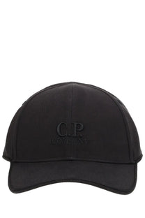 Black c.p. company men’s cappello hat in gabardine di cotone cotton featuring the back side of the product