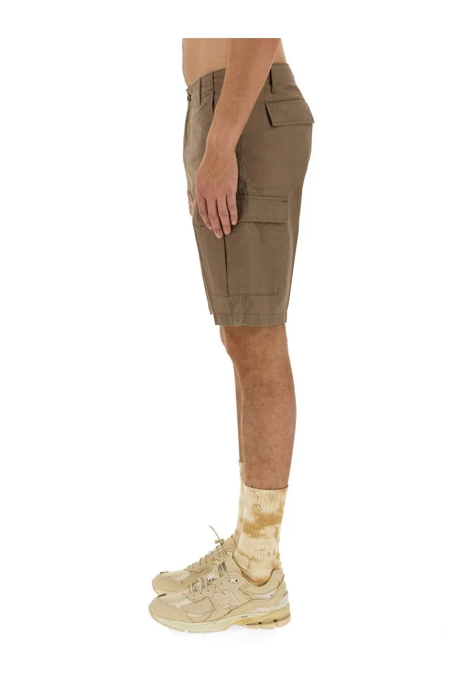 Carhartt wip men’s cotton bermuda shorts in beige khaki with multiple cargo pockets and a relaxed fit