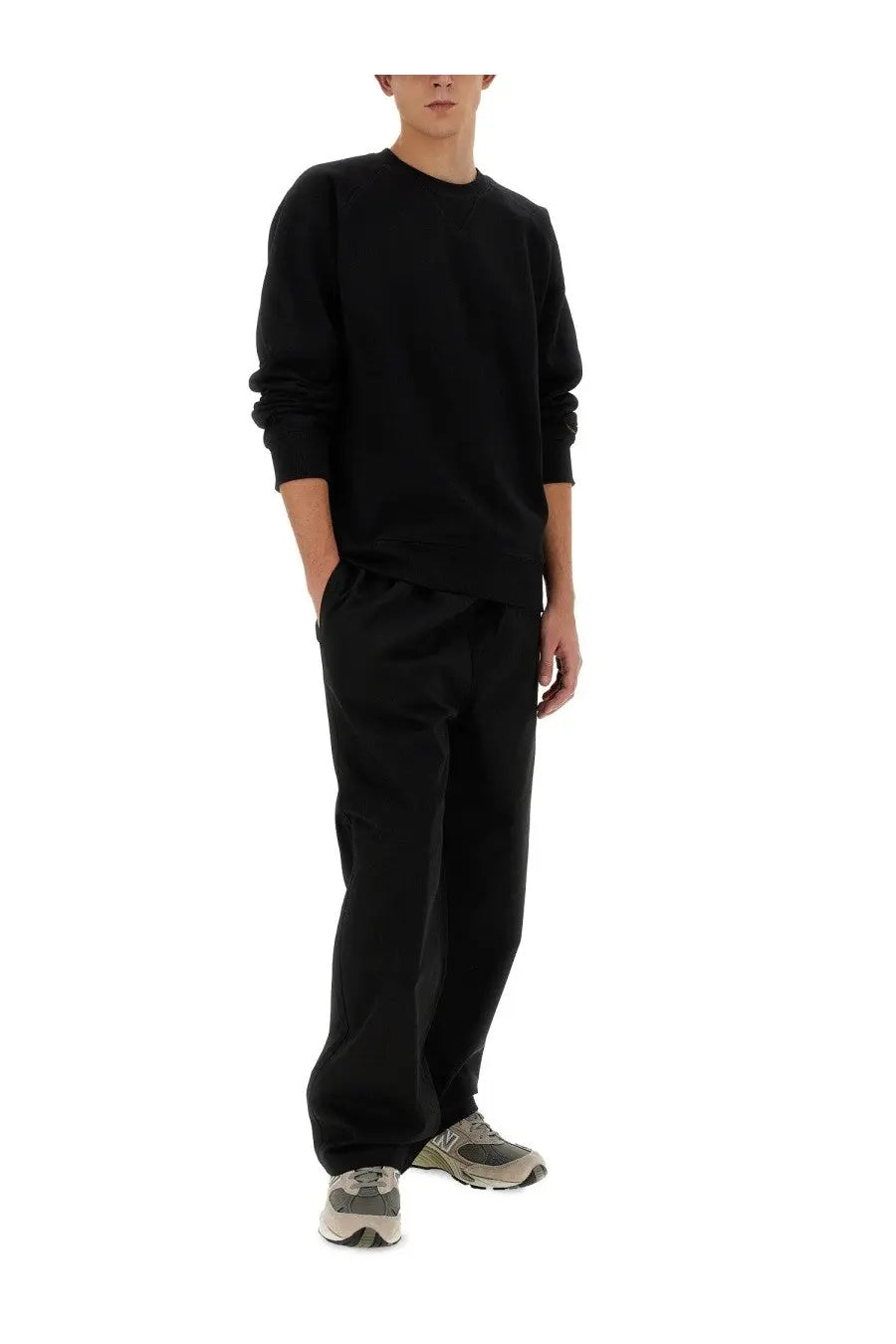 Carhartt Wip men’s black cotton chase sweatshirt long-sleeved crewneck with ribbed cuffs and hem