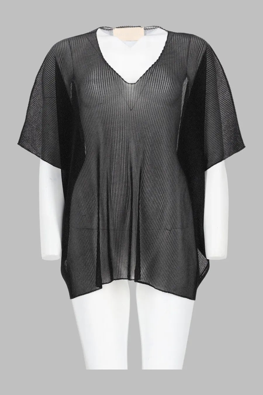 Circus Hotel women’s maglia black pleated mesh top with white v-neckline in a stylish lightweight fabric