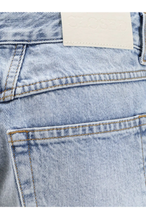 Light-wash denim Closed women jenica bermuda shorts with white leather brand patch on waistband back view