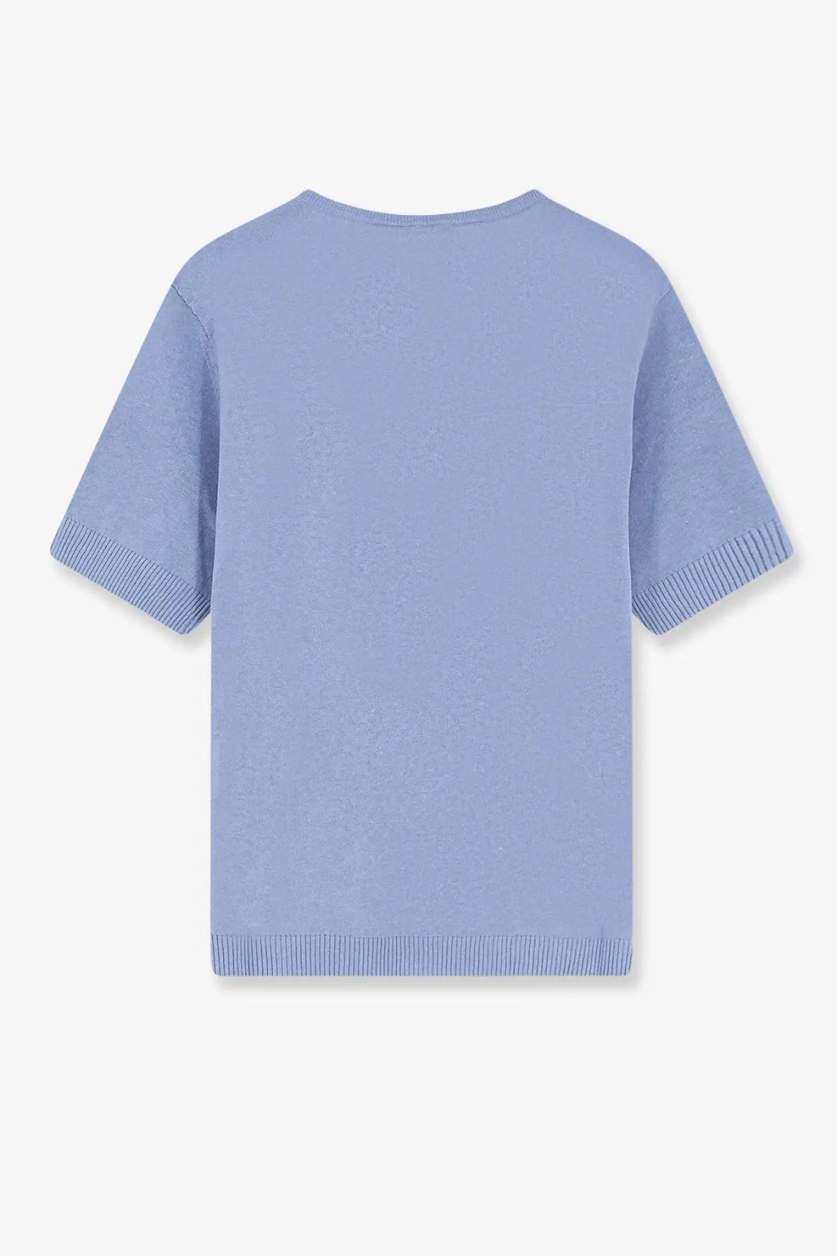 A soft light blue short-sleeved knit top with ribbed cuffs and hem in linen and cotton blend material