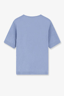 A soft light blue short-sleeved knit top with ribbed cuffs and hem in linen and cotton blend material