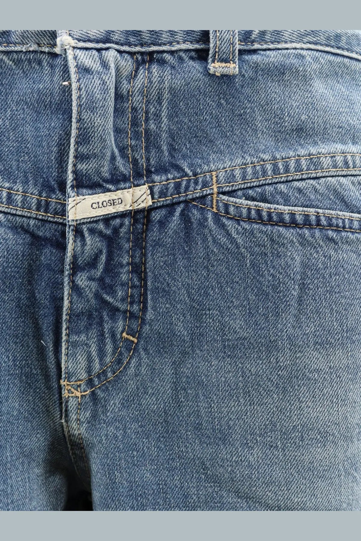 Closed women’s Tory blue denim jeans in blue with faded wash and visible stitching on front side