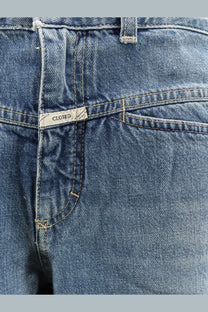 Closed women’s Tory blue denim jeans in blue with faded wash and visible stitching on front side
