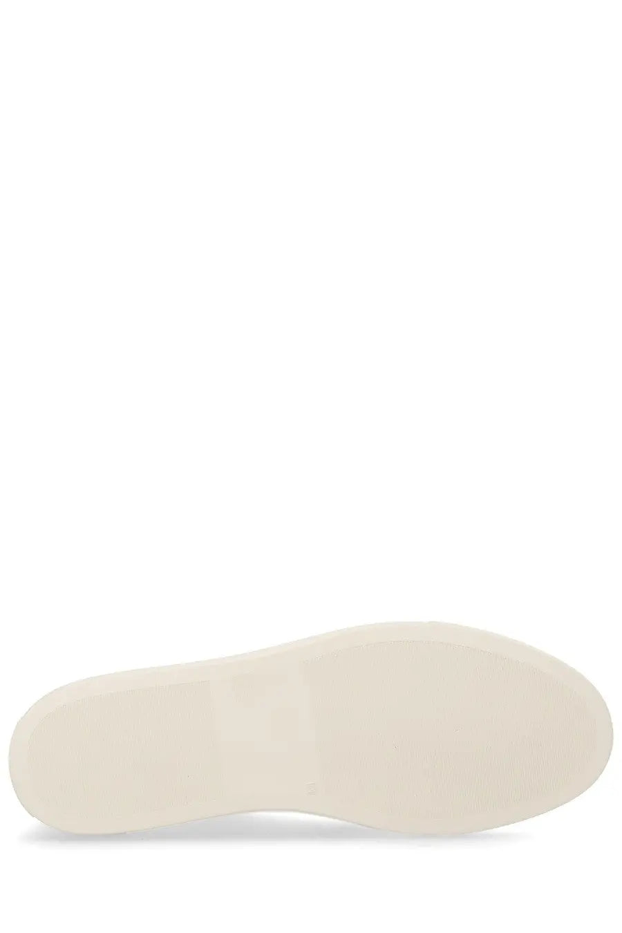 Cream-colored rubber sole with smooth minimalist design on common projects men’s sneaker bball white