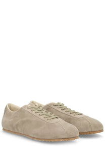Common Projects men’s sneaker in beige suede with matching laces and light brown rubber sole low-top design