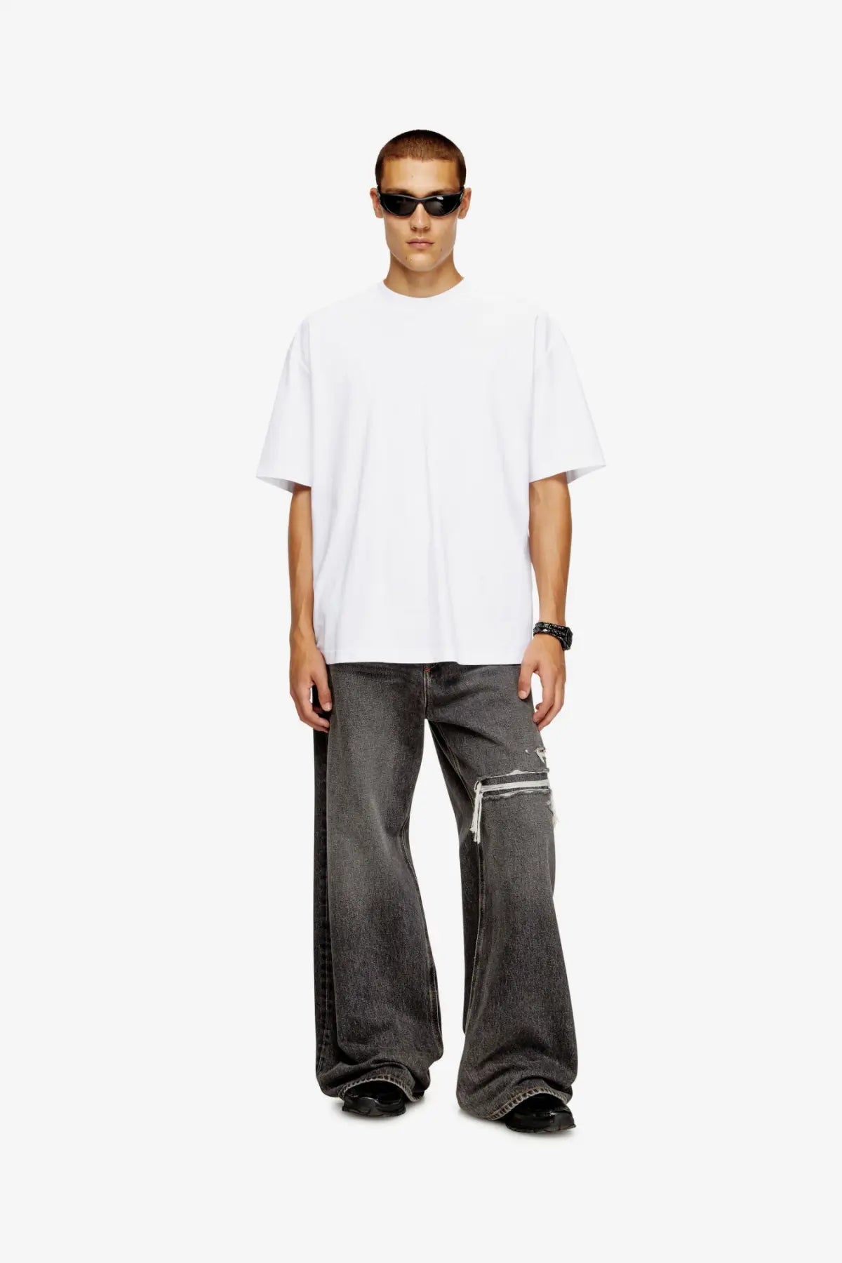 Diesel men’s boggy megoval white oversized cotton t shirt with simple crew neck and short sleeves