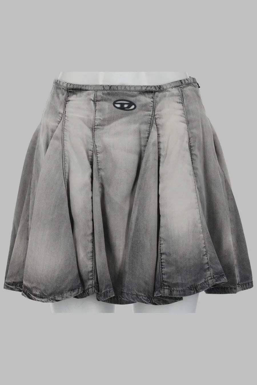 Diesel women’s gonna de spiki grey gray denim pleated skirt with faded wash and black logo patch on front