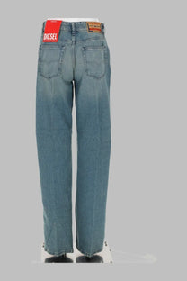 Light-wash denim diesel women’s jeans sent blue with relaxed straight leg and red brand label at waistband