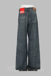 Back view of diesel women’s dark-wash wide-leg denim jeans with red diesel label on waistband in sire blue