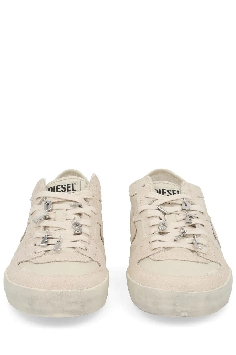 Cream-colored Diesel women’s Leroji low sneaker with silver metal eyelets and laces in white leather material