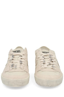 Cream-colored Diesel women’s Leroji low sneaker with silver metal eyelets and laces in white leather material