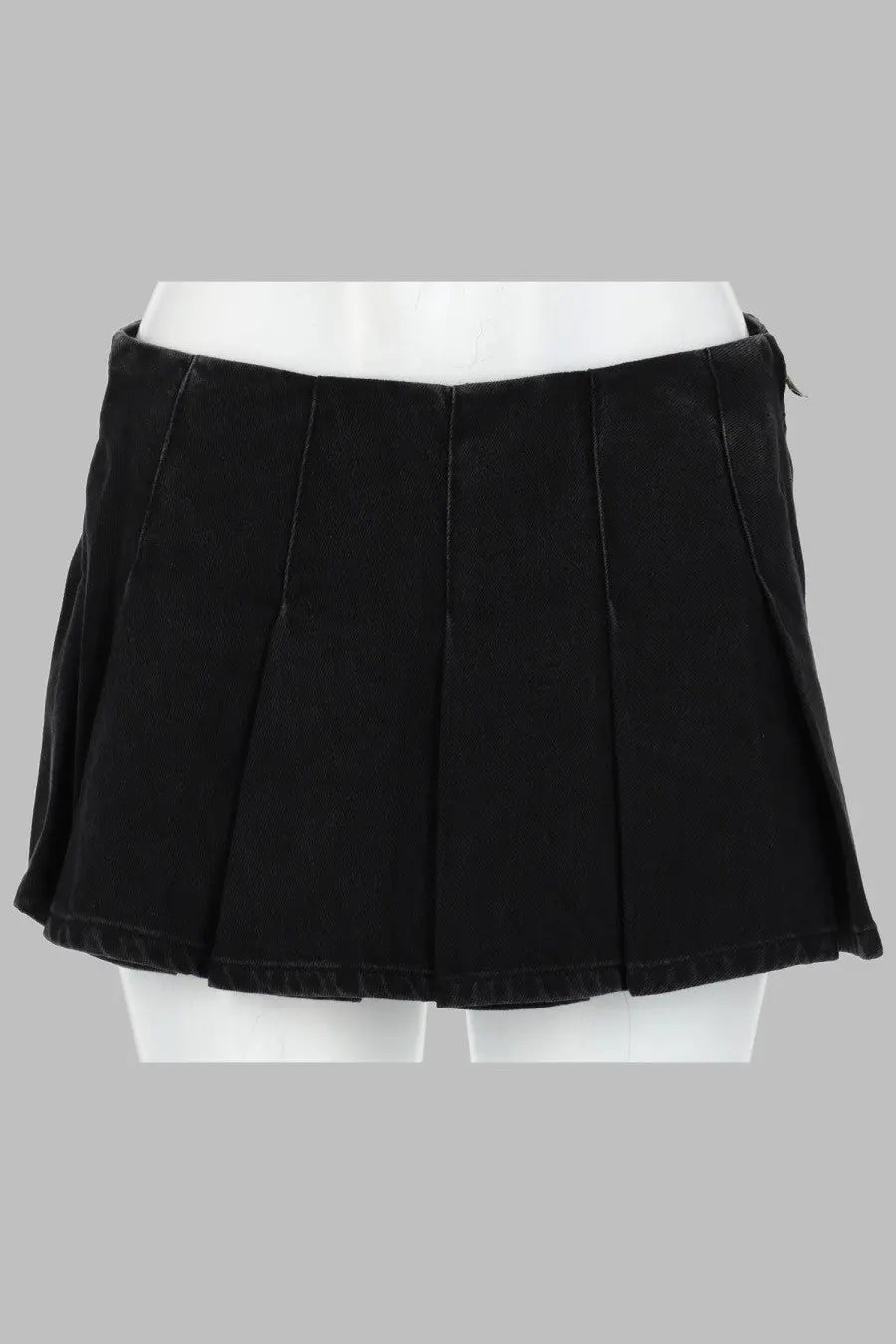 Diesel women’s skort pieghe in black denim featuring a pleated mini skirt with fitted waistband and frayed hem