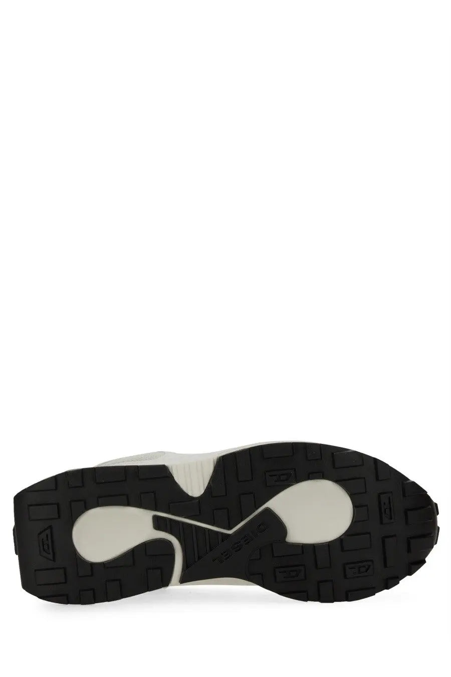 Black and white rubber sole with wave pattern of diesel women’s sneaker runner tame white shown from back side