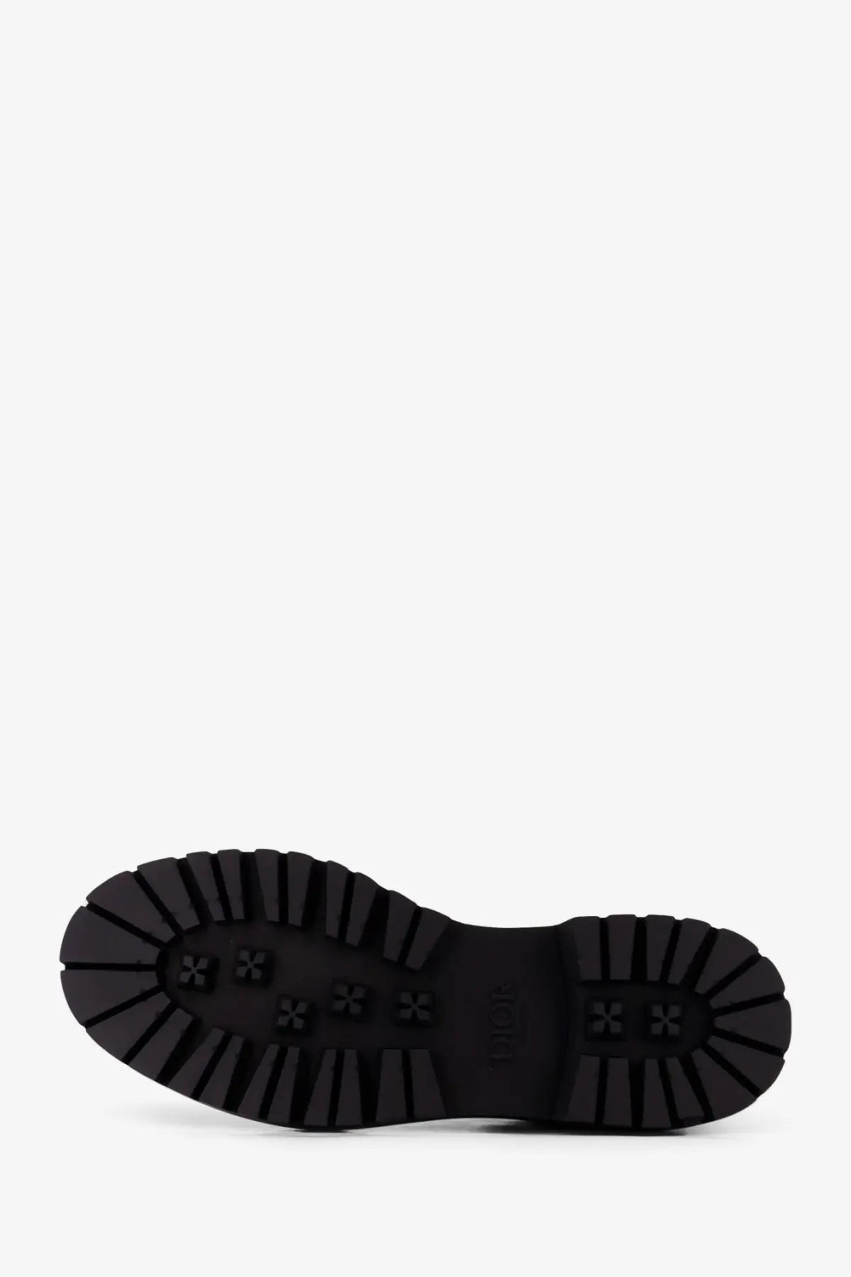 Black rubber sole with deep rugged tread and embossed dior logo on dior men’s dh dexpii leather lace black shoe