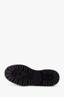 Black rubber sole with deep treads and embossed cross patterns on dior men’s dh dexpii leather lace black shoes