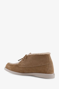 Tan suede Dior men’s Dior Granville chukka boot with plush white shearling lining and light gray rubber sole