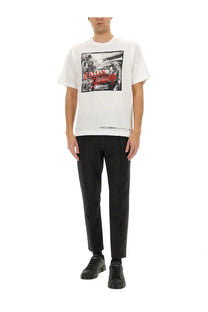 Dolce &amp; gabbana men’s white cotton t-shirt with black and white graphic print and red cursive text street scene design