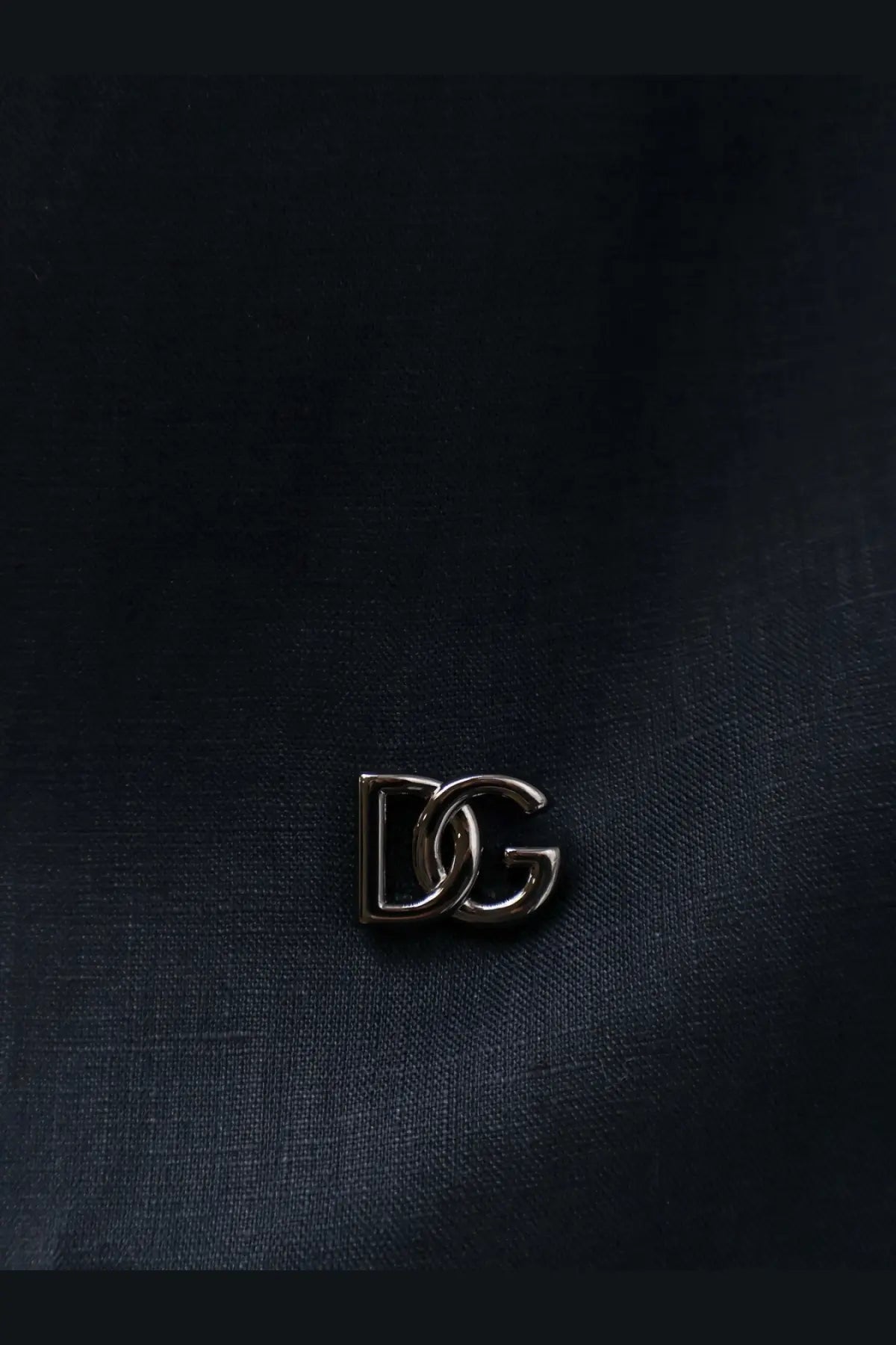 Silver metallic dg logo pin detail on dolce &amp; gabbana men’s black martini linen shirt