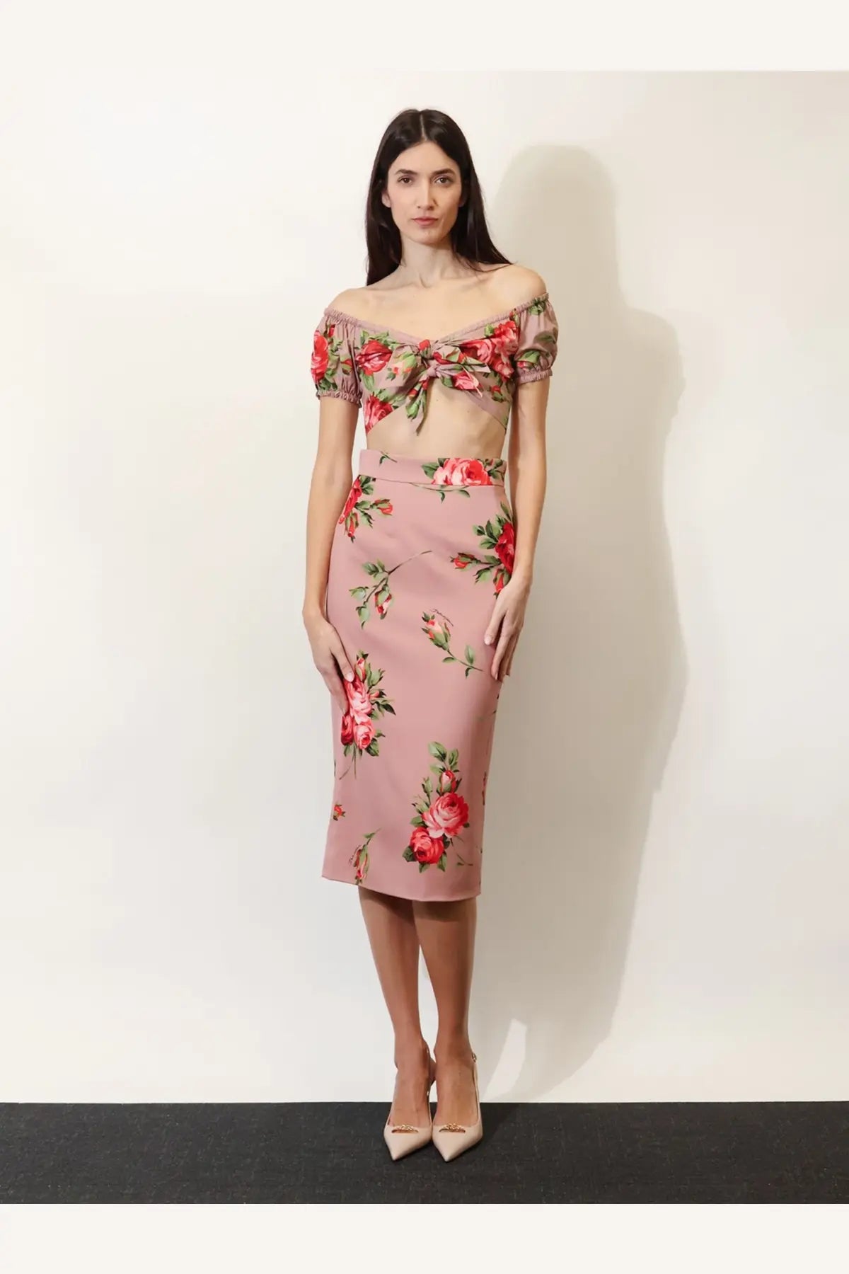 Dolce &amp; Gabbana women’s pink cotton off-the-shoulder crop top with red rose print and short sleeves
