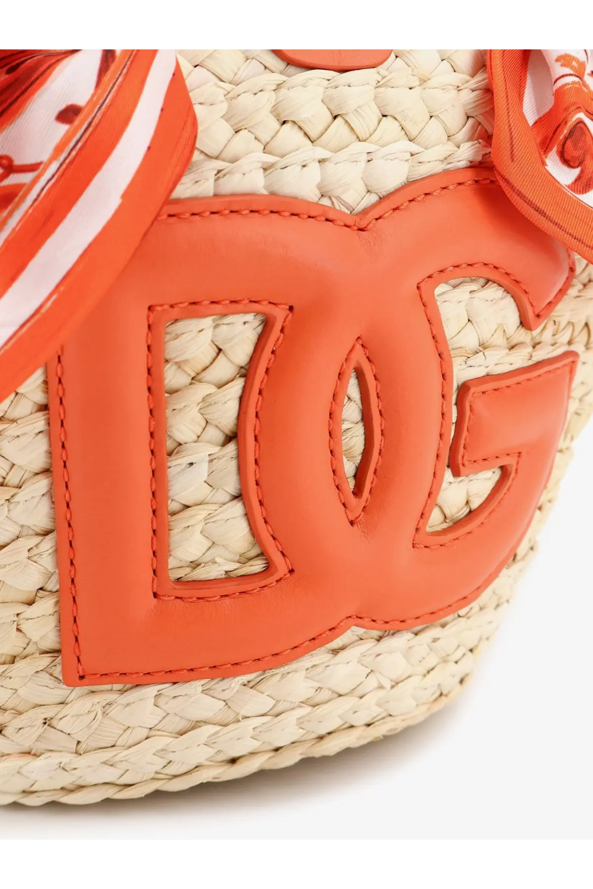 Bright orange leather dc logo patch on a woven straw dolce and gabbana maiolica shoulder bag in leather and raffia orange