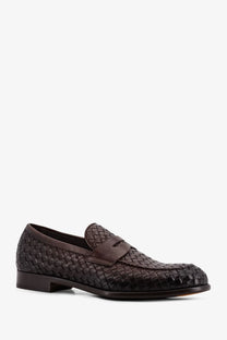 Brown woven leather loafers with classic moccasin design and low block heel from Doucals men’s Adler collection gold