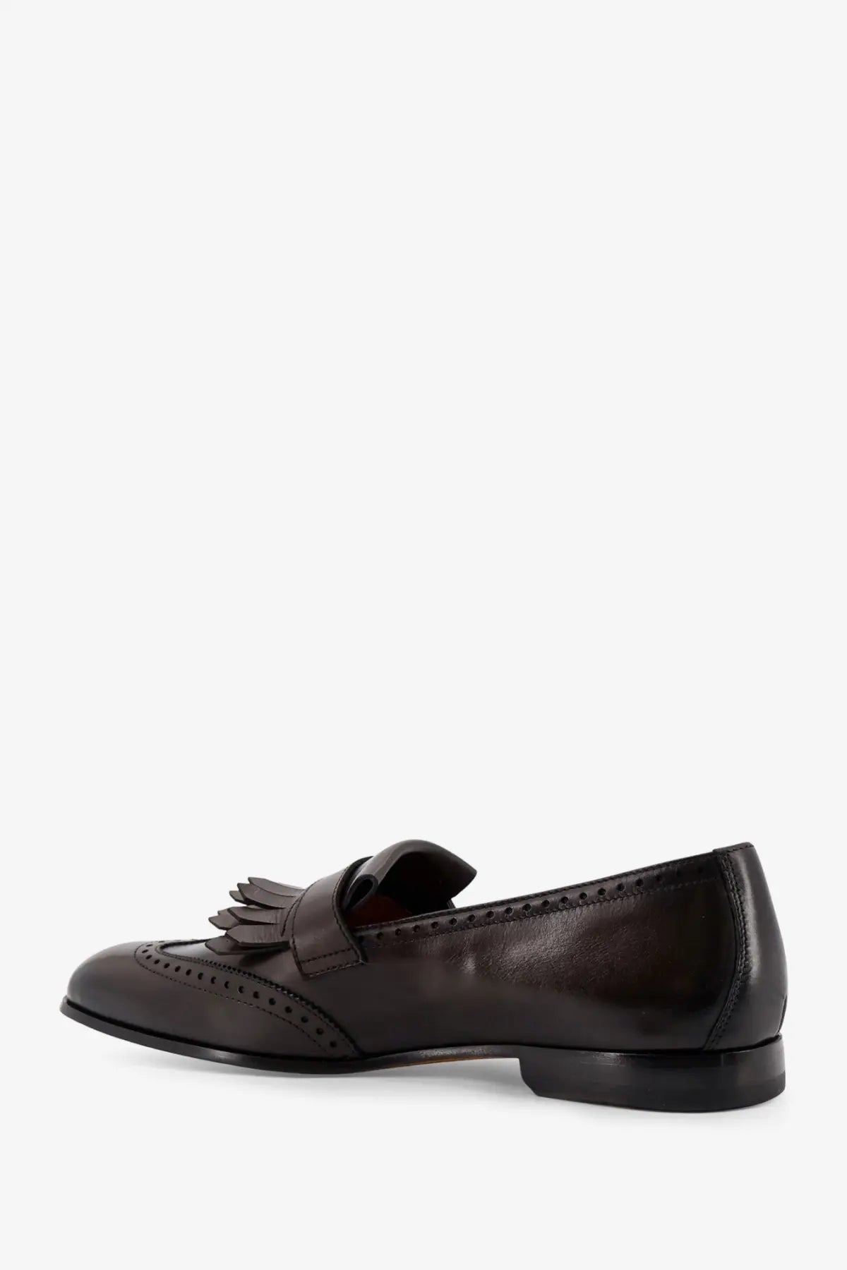 Dark brown leather loafer with tassel detail and brogue perforations from Doucal’s men’s decò gold collection