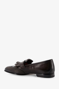 Dark brown leather loafer with tassel detail and brogue perforations from Doucal’s men’s decò gold collection