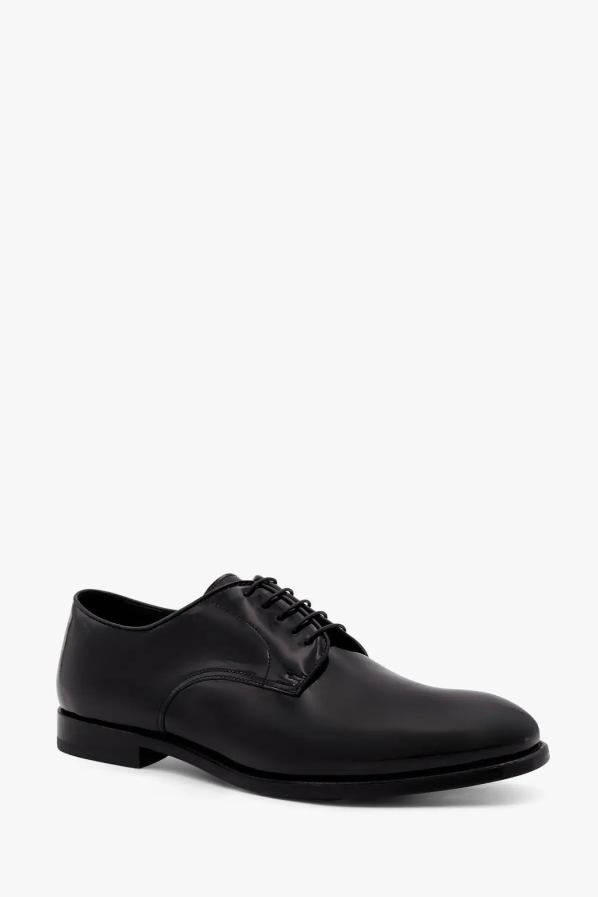 Doucal’s men’s black patent leather oxford shoe with lace-up design and polished classic finish